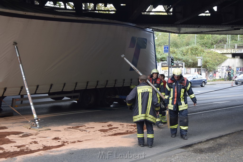 LKW blieb unter Bruecke haengen Koeln Ehrenfeld Innere Kanalstr Hornstr P201.JPG - Miklos Laubert